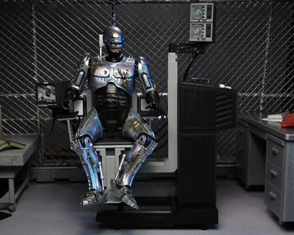 NECA - RoboCop Actionfigur Ultimate Battle Damaged RoboCop with Chair 18 cm